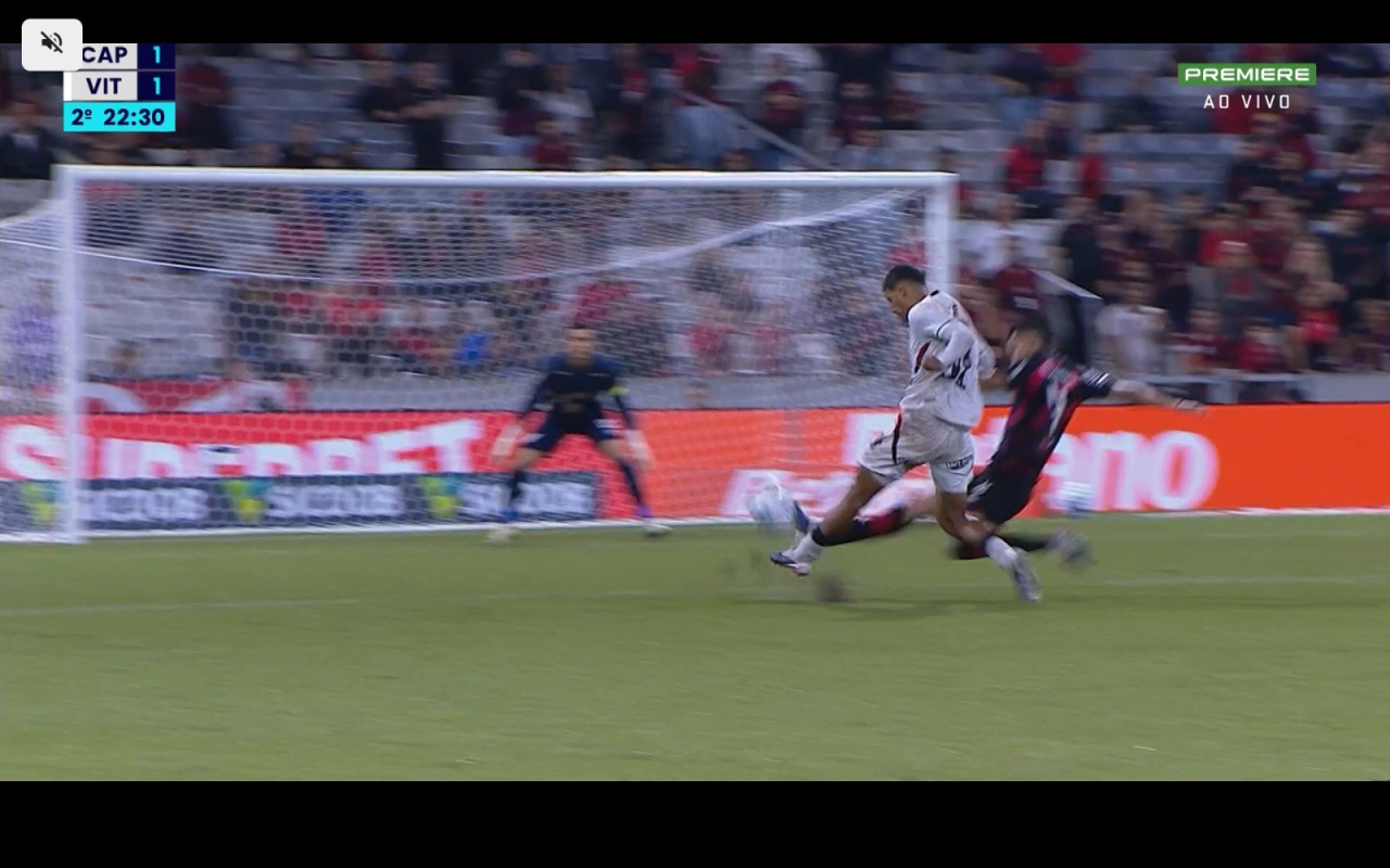 Renê sofre entrada dura durante Athletico x Vitória