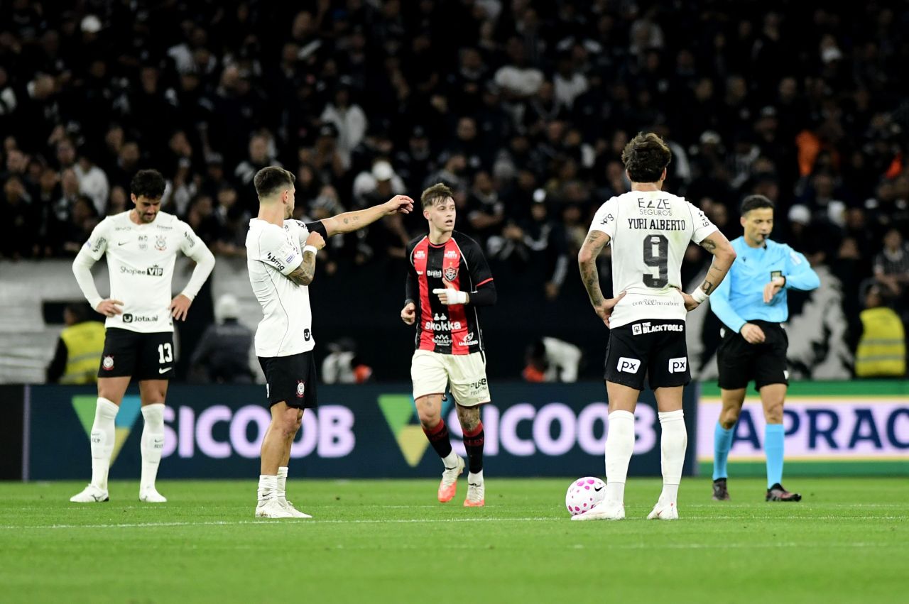 Jogadores do Corinthians e do Vitória após o gol do rubro-negro