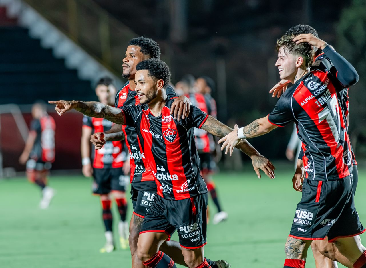 Jogadores do Vitória comemoram gol na partida contra a Chapecoense