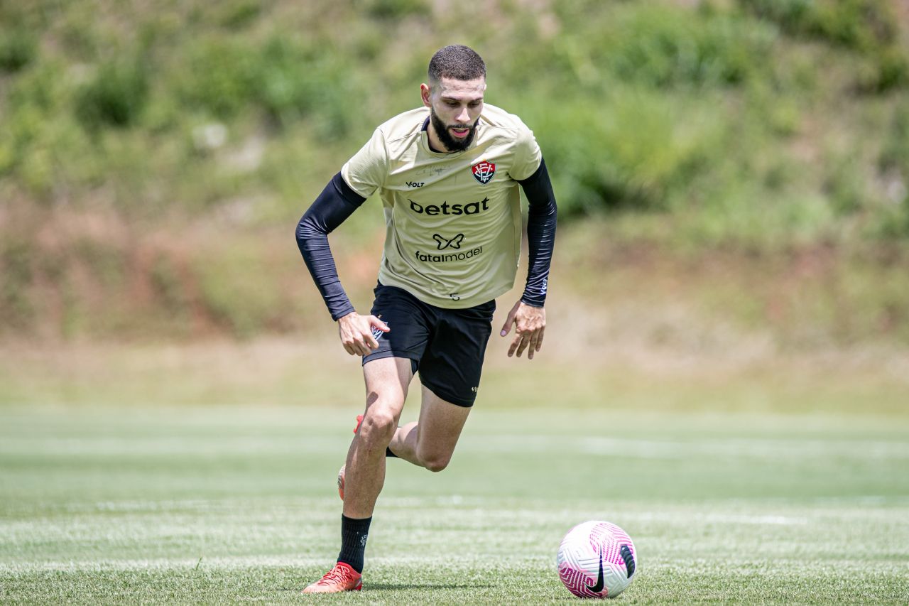 Wagner Leonardo em treino pelo Vitória