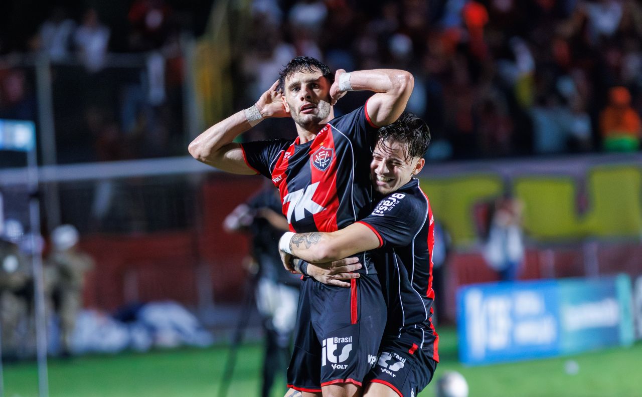 Jogadores do Vitória comemoram o título no Barradão