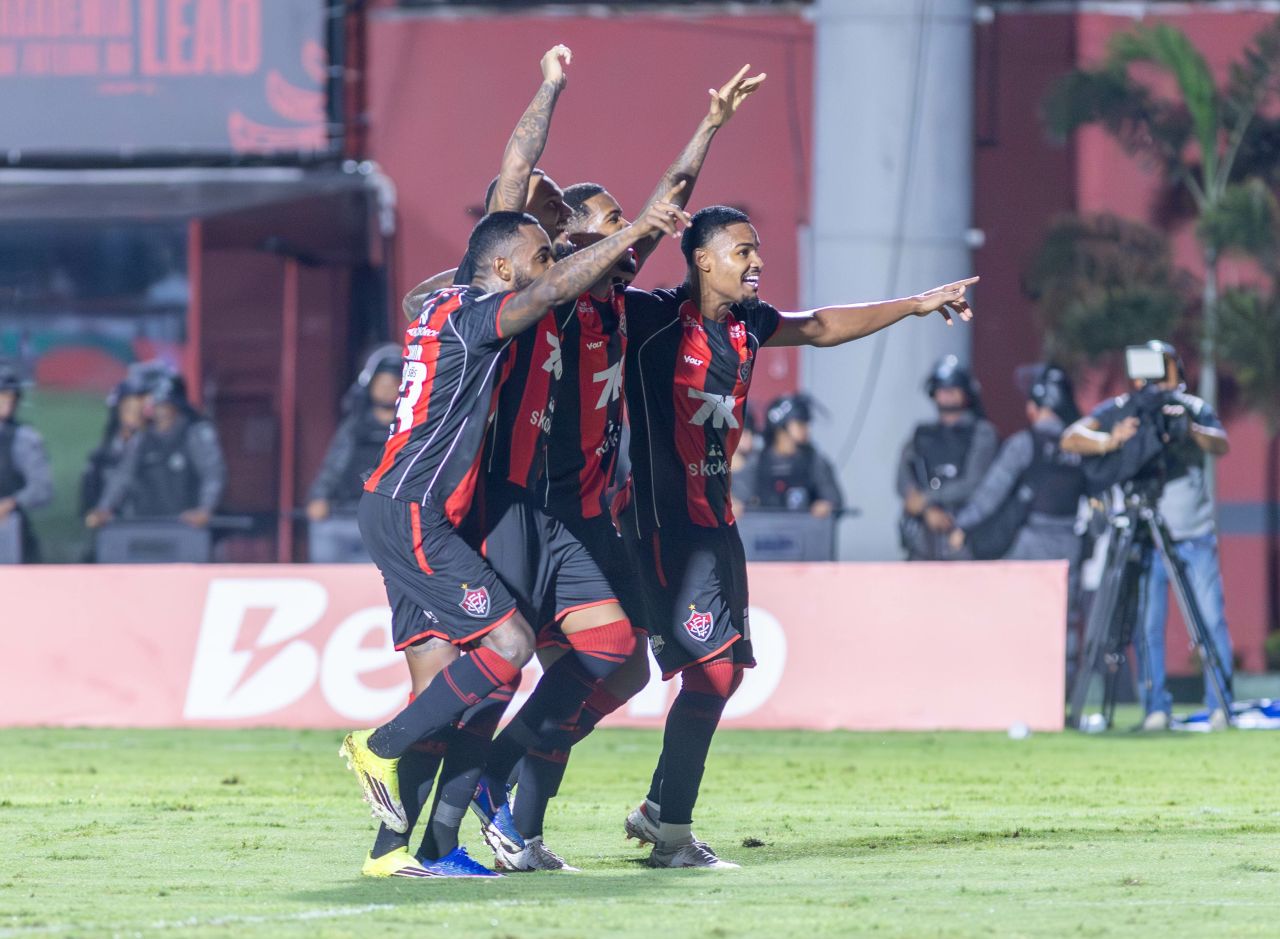 Jogadores do Vitória comemoram gol contra o Flamengo no Barradão