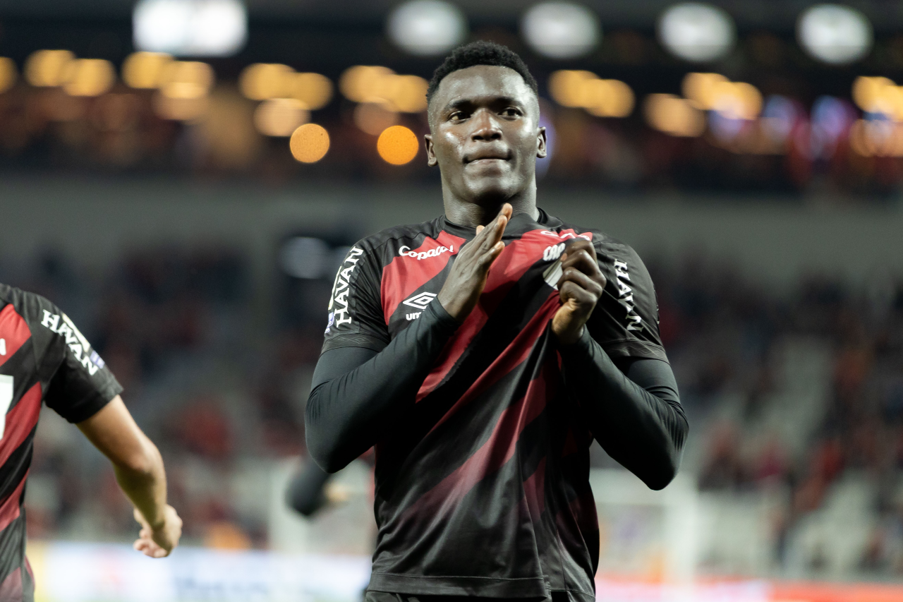 Viveros comemora gol com a camisa do Athletico