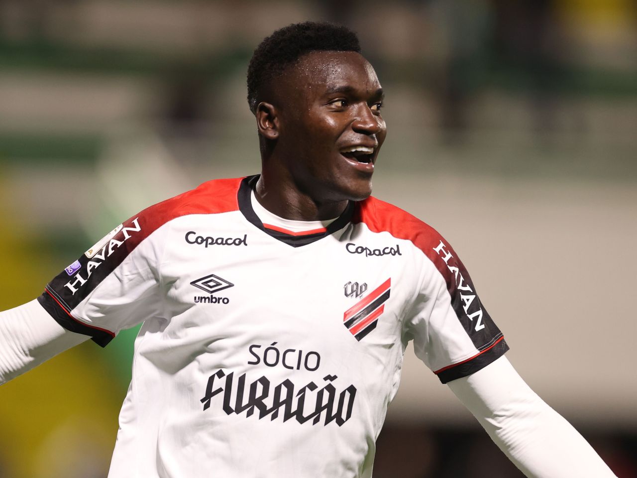 Viveros comemorando gol pelo Athletico-PR
