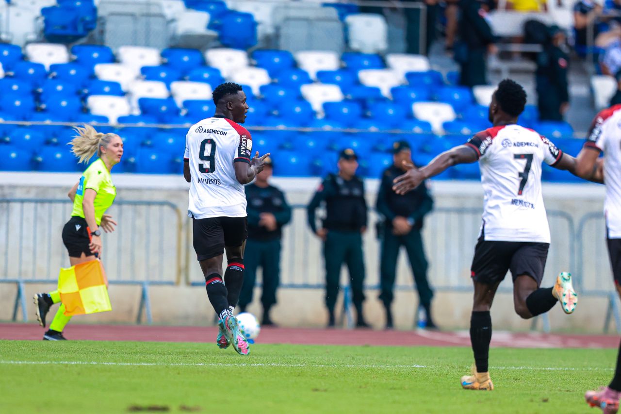 Viveros comemora gol pelo Athletico no Mangueirão