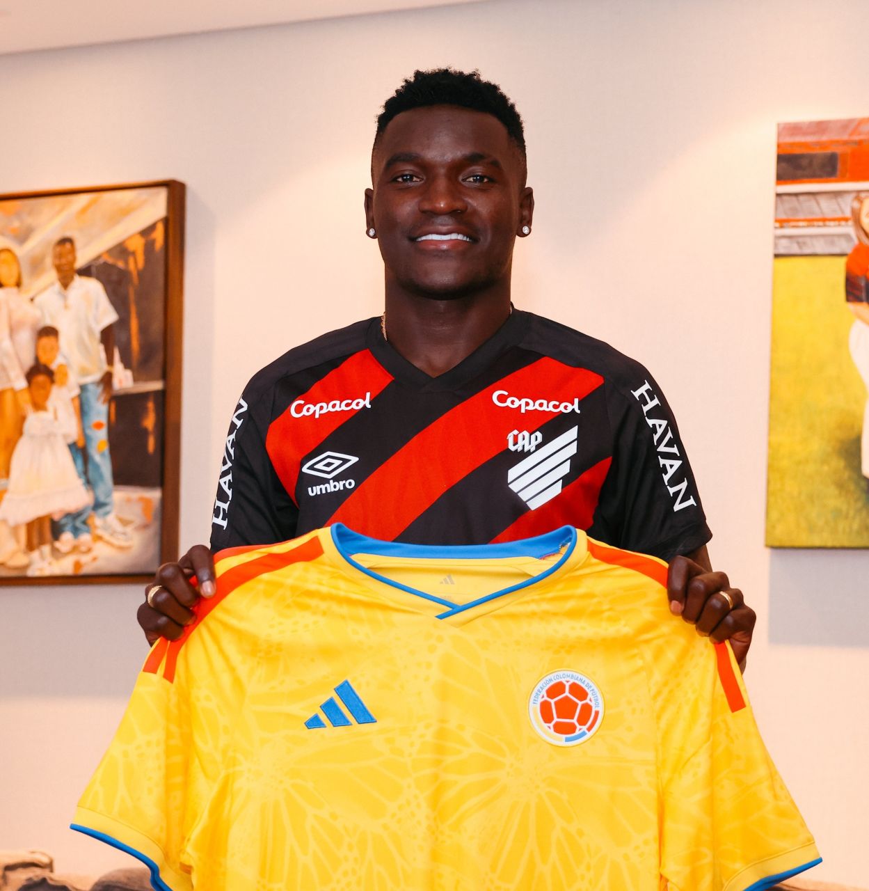 Kevin Viveros comemorando gol com a camisa do Athletico