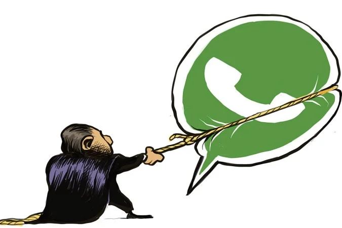 Tela do WhatsApp com mensagens políticas