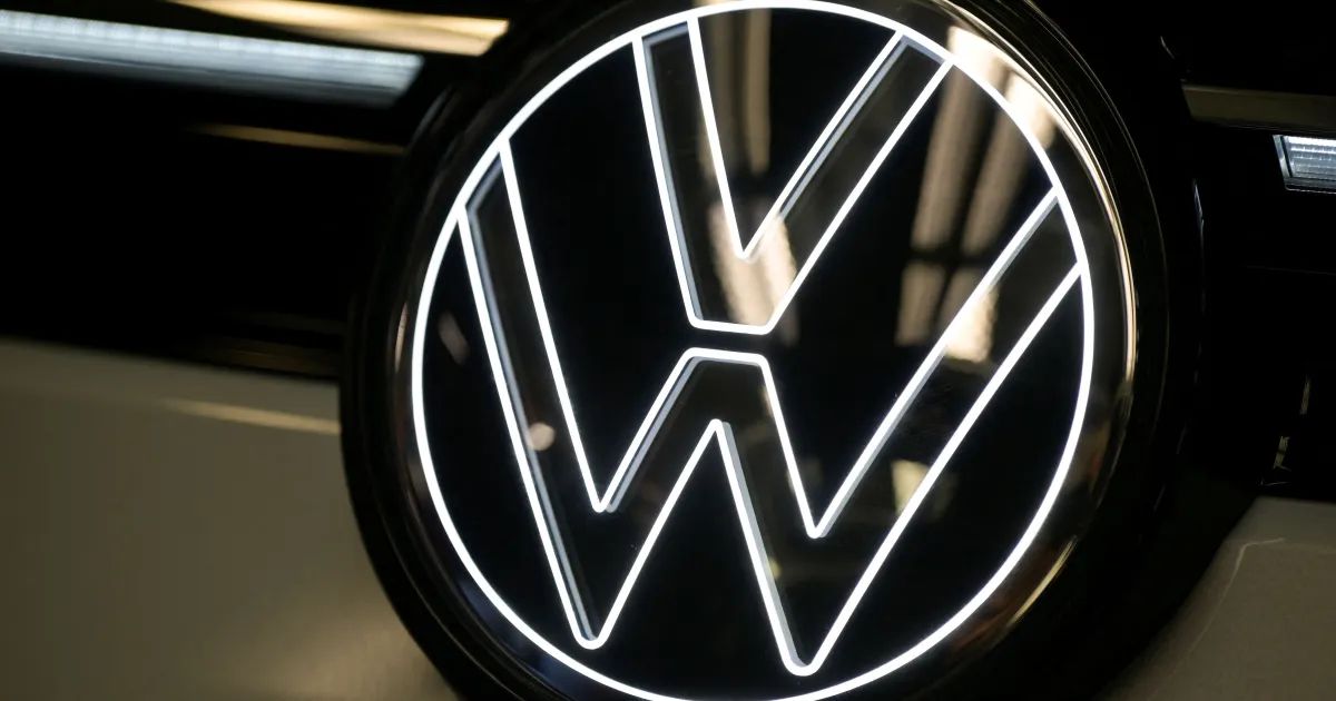 Logo da Volkswagen ao lado de navio com motor marítimo
