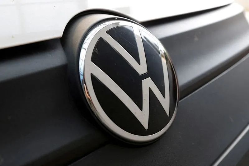 Linha de montagem da Volkswagen com veículos em produção