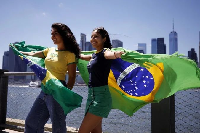 Torcedor com camisa amarela da Seleção Brasileira