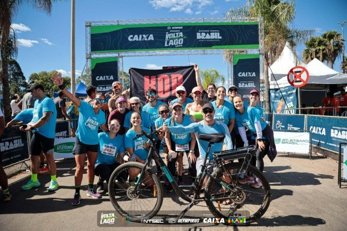 Corredores em prova na margem do Lago Paranoá