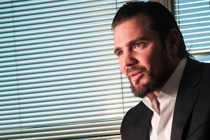 Ex-banqueiro Daniel Vorcaro sendo escoltado de volta à Superintendência da PF