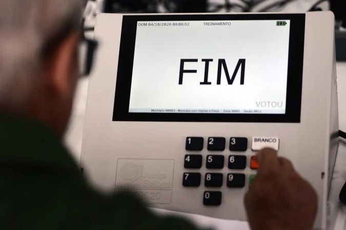 Eleitores em fila aguardando votação em seção eleitoral