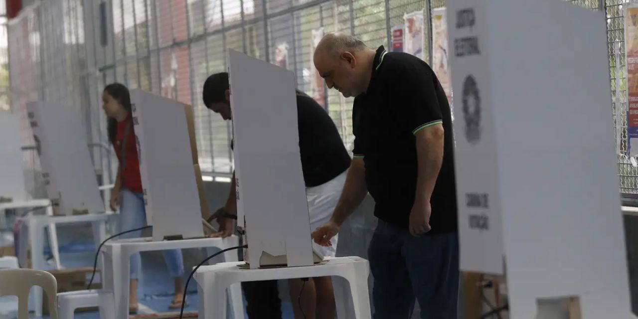 Eleitor consultando aplicativo de votação no celular