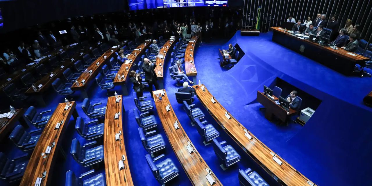 Urna eletrônica mostrando tela de votação para senador