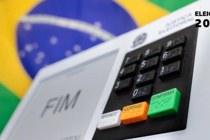 Eleitor usando urna eletrônica com opção branco