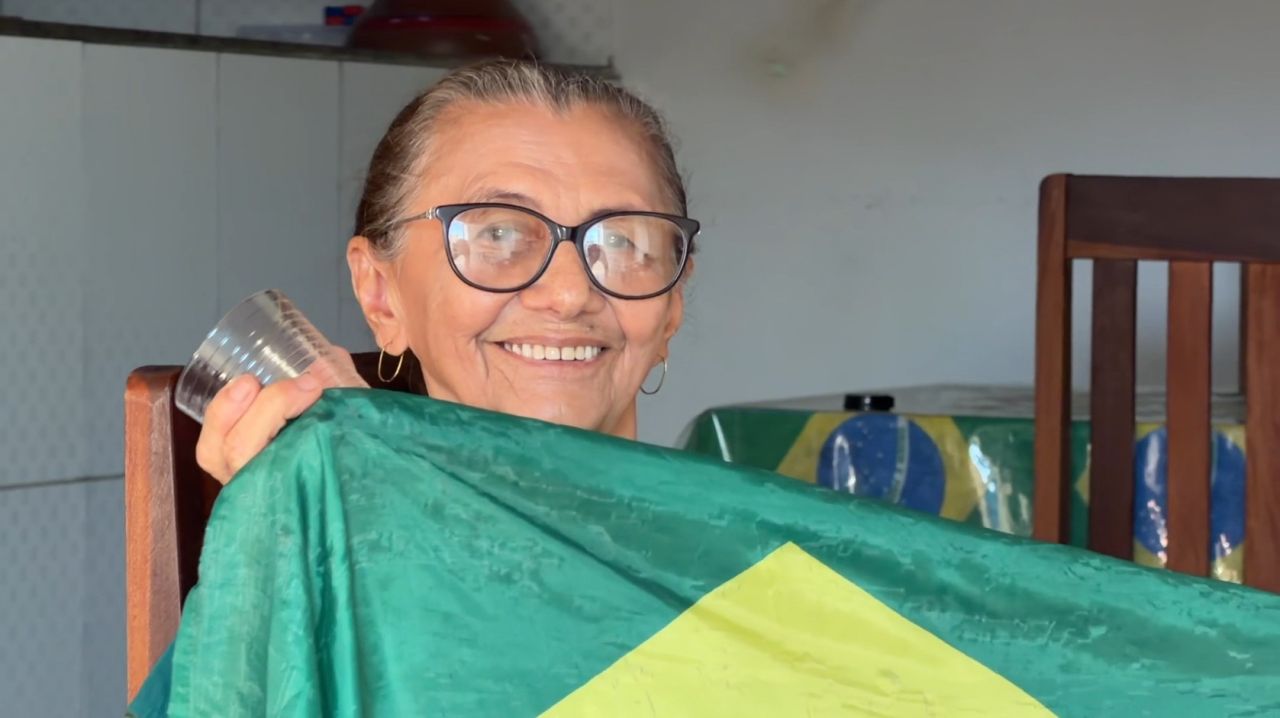 Dona Noca arremessando copo durante comemoração