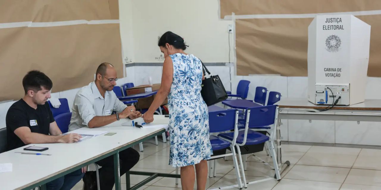 Idosa caminhando rumo às urnas