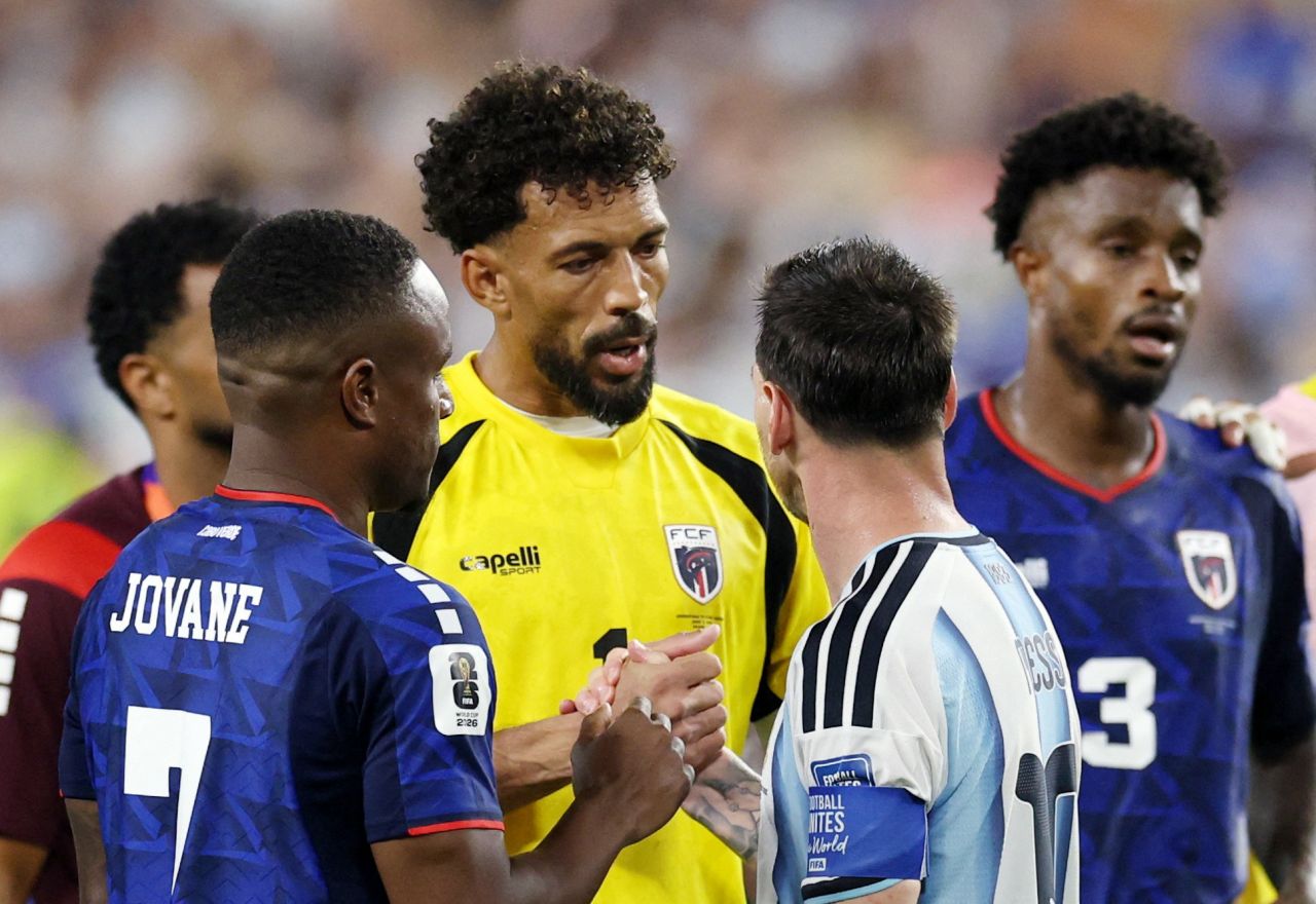 Vozinha cumprimenta Messi após partida Argentina x Cabo Verde