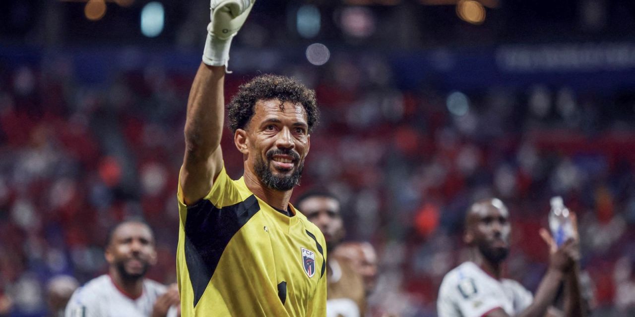 Goleiro Vozinha fazendo defesa durante jogo contra a Espanha