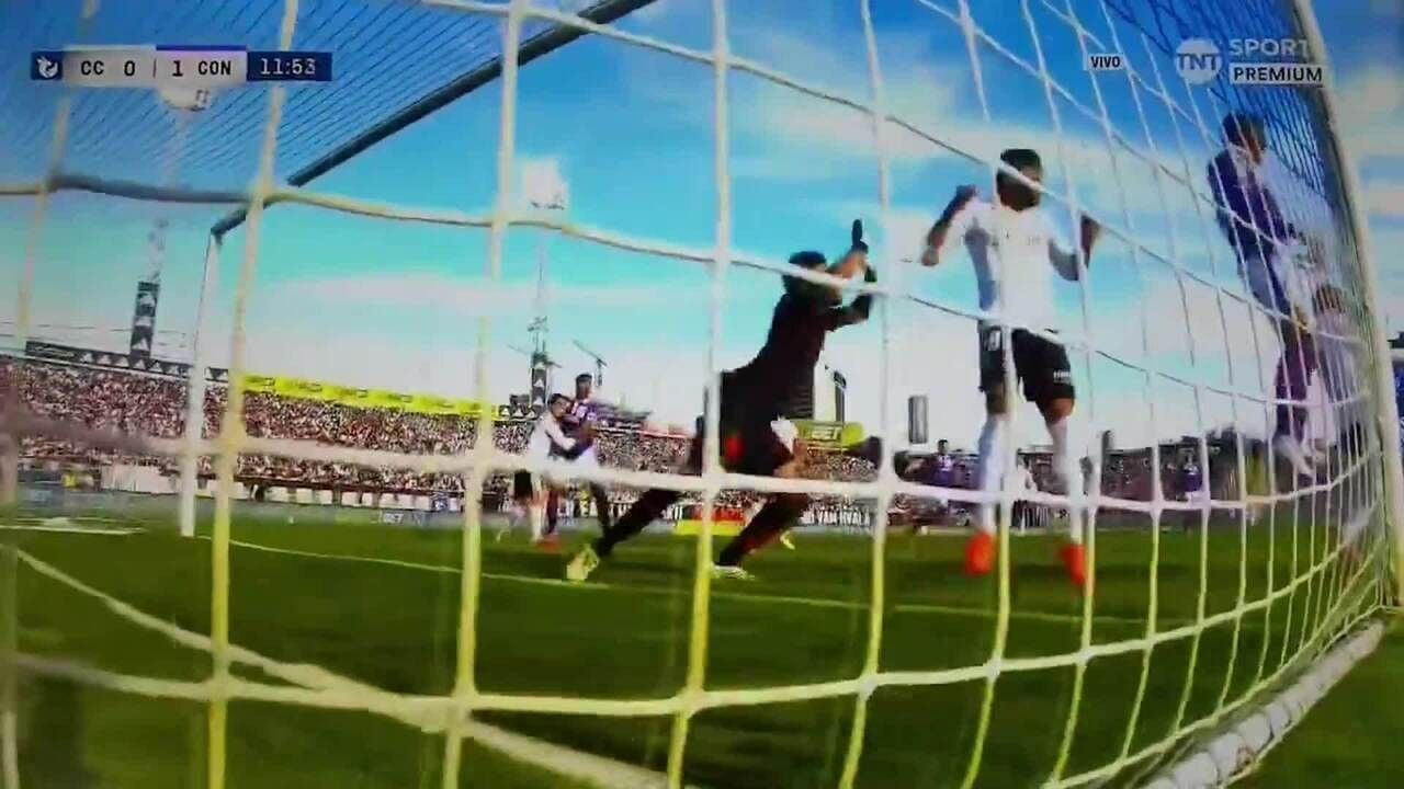 Vozinha tenta afastar bola após saída de área