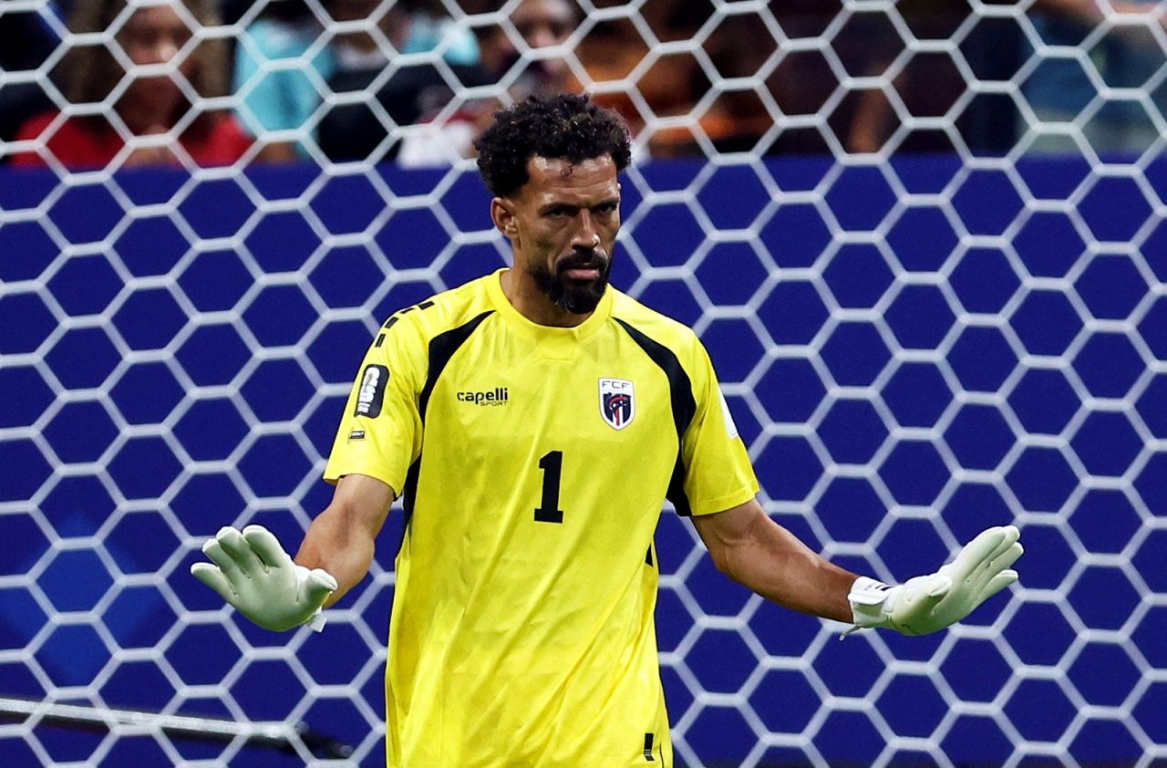 Vozinha defendendo bola em jogo Espanha x Cabo Verde
