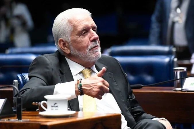 Senador Jaques Wagner no plenário do Senado