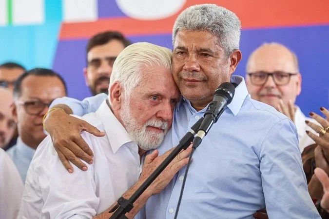 Jaques Wagner discursando na convenção do PT em Salvador