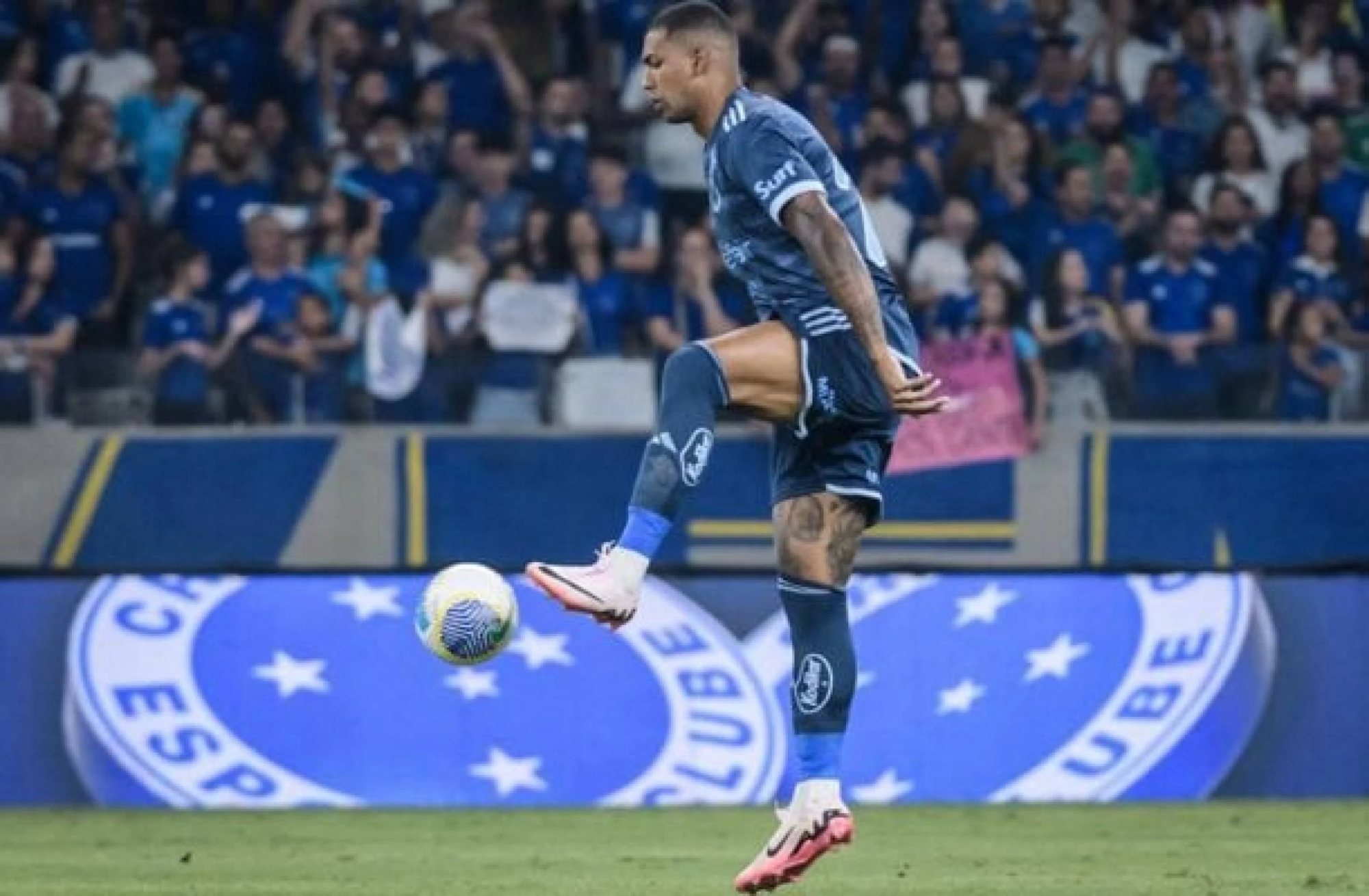 Volante Walace com a camisa do Cruzeiro