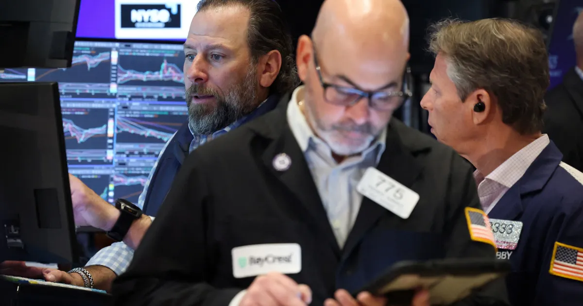 Painel com cotações da bolsa e preço do petróleo