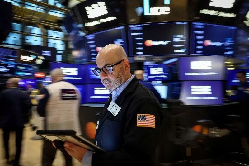 Painel de cotações em queda na bolsa de valores