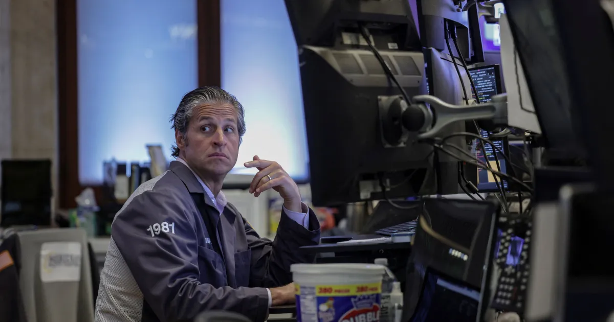 Traders e telas com cotações no pregão