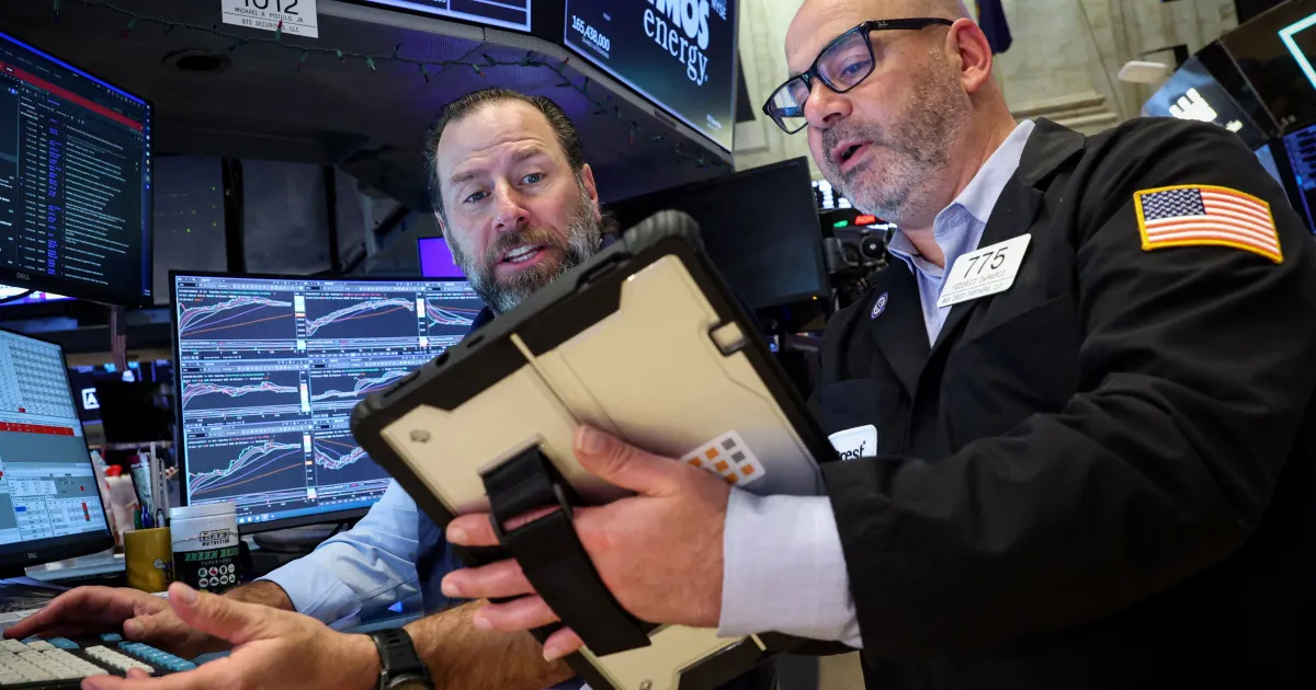 Painéis eletrônicos da Bolsa de Nova York com índices em alta