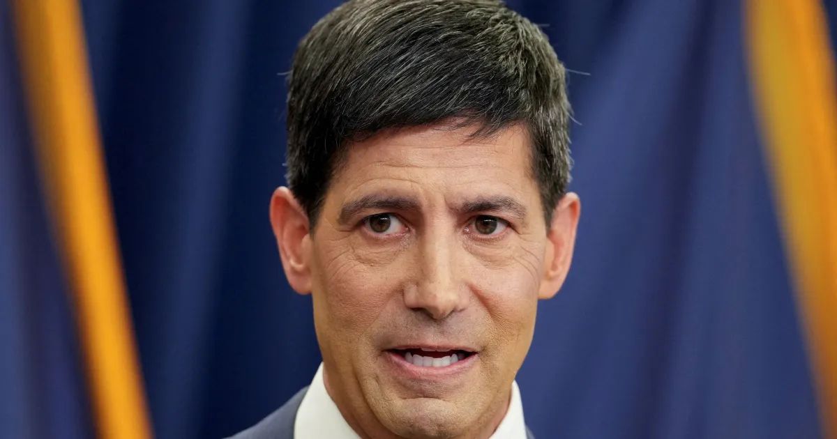 Kevin Warsh, presidente do Fed, fala à imprensa