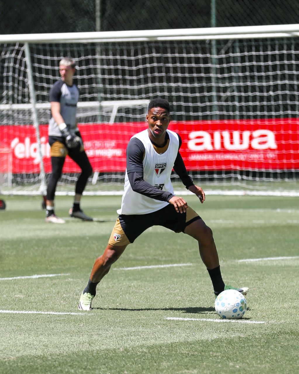 Wendell em treino no CT da Barra Funda