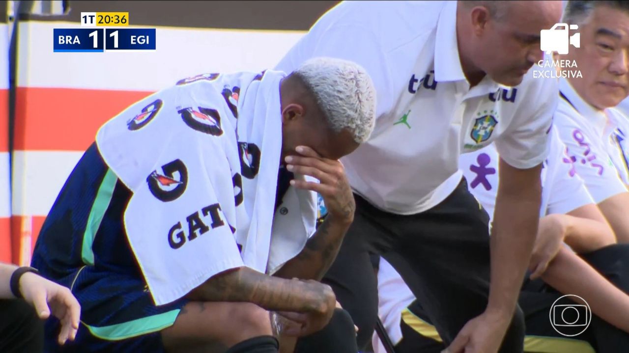 Wesley no banco de reservas sendo consolado