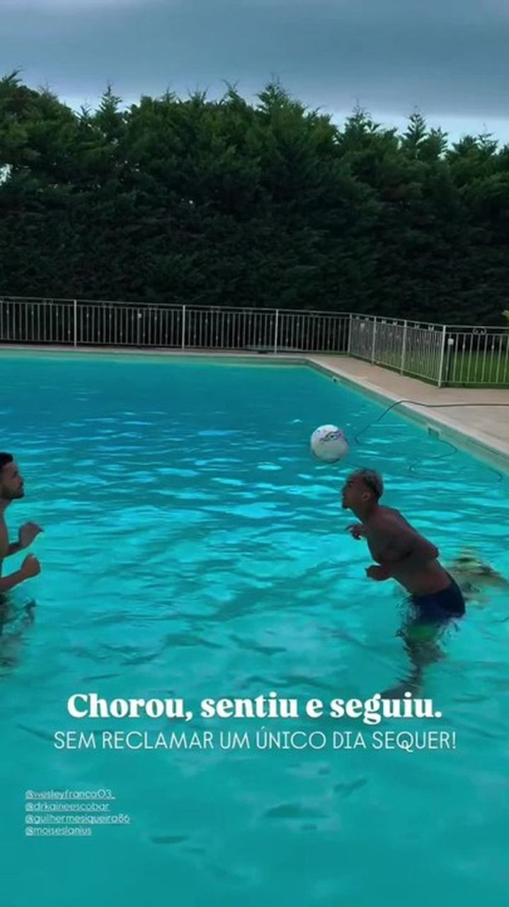 Wesley em treino na piscina
