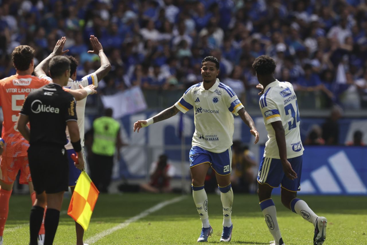Wesley em ação pelo Cruzeiro