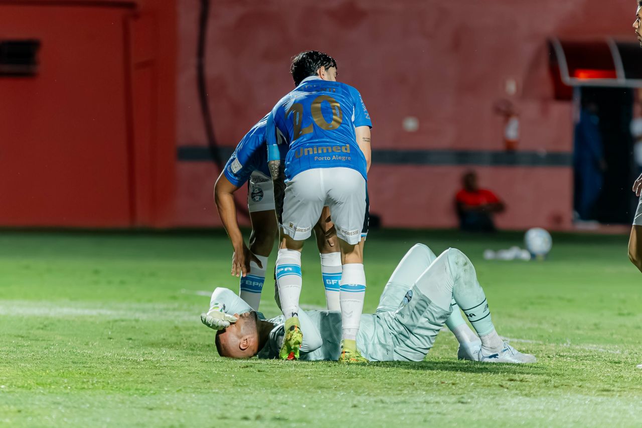 Weverton no gramado antes do jogo