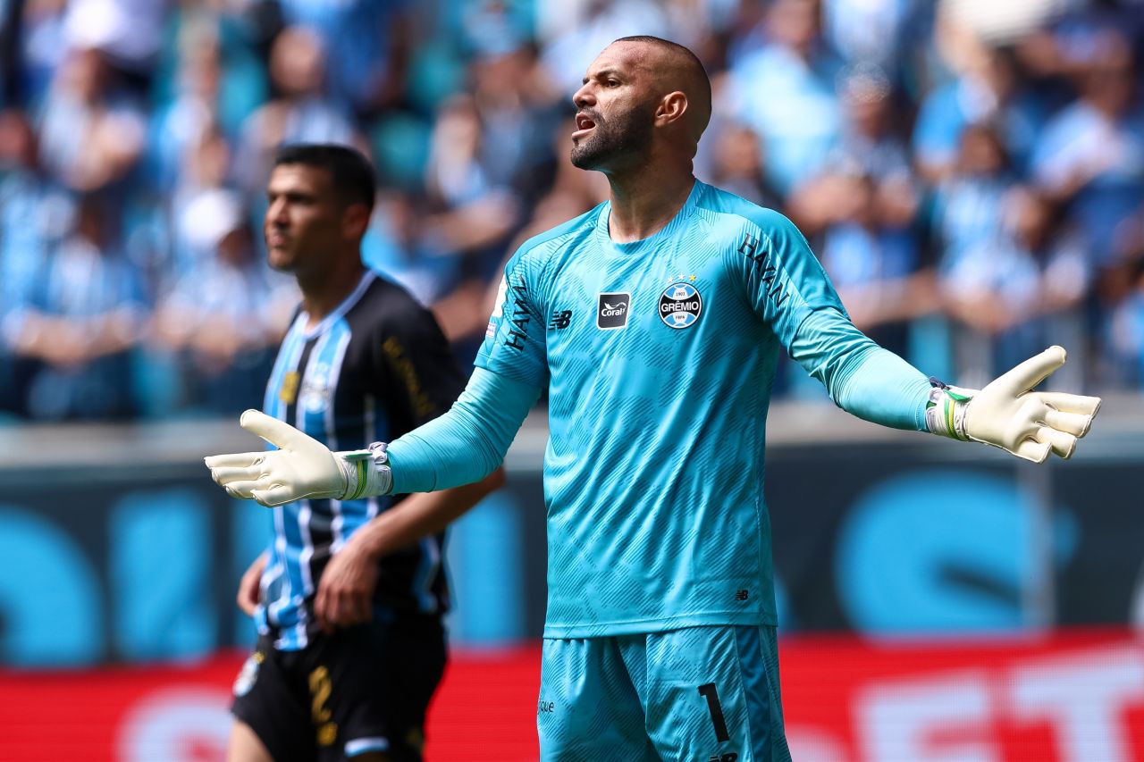 Weverton durante a partida entre Grêmio e Palmeiras na Arena