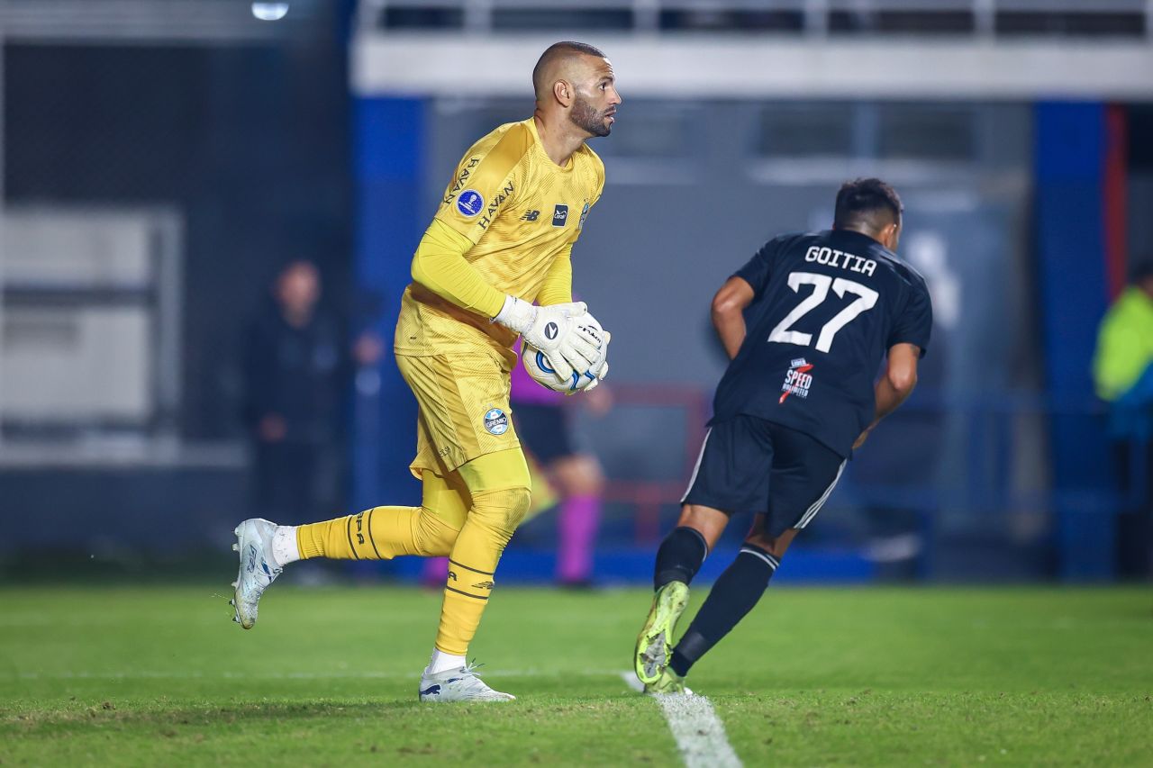 Weverton comemorando convocação pelo Grêmio
