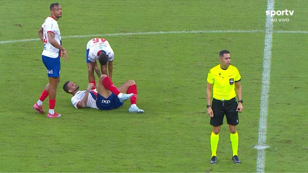 Willian José deixando o campo machucado