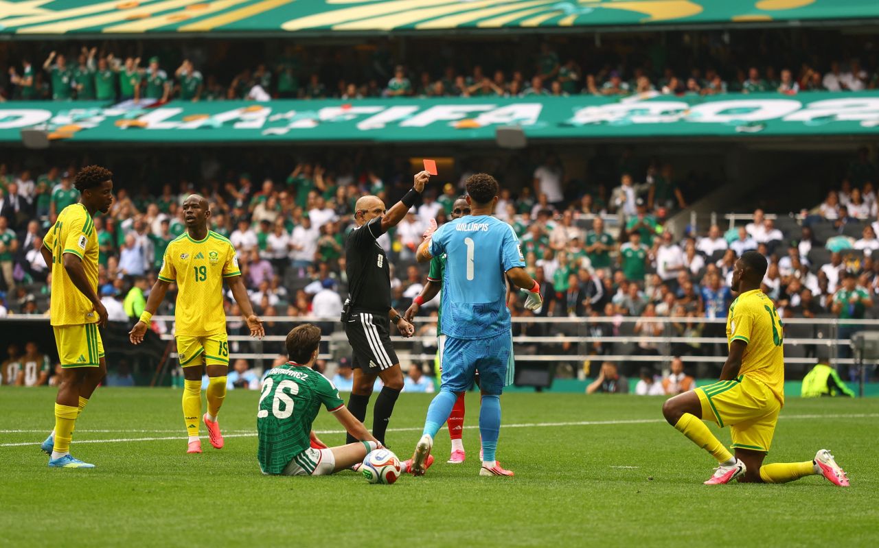Wilton Pereira Sampaio durante México x África do Sul no Estádio Azteca