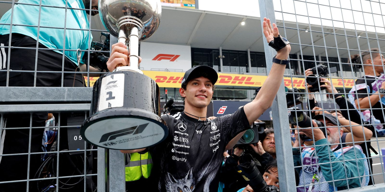 Kimi Antonelli na pista com o carro da Mercedes