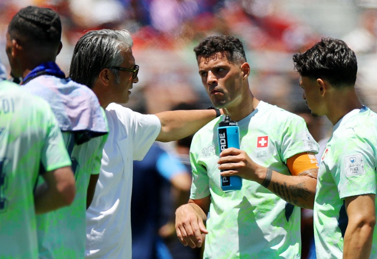 Granit Xhaka dando instruções a companheiros durante jogo contra Catar