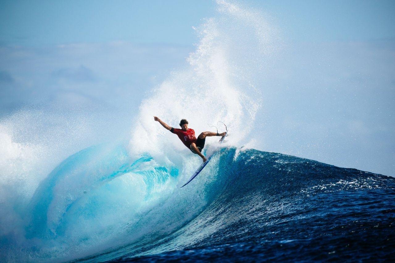 Yago Dora surfando em Cloudbreak, Fiji