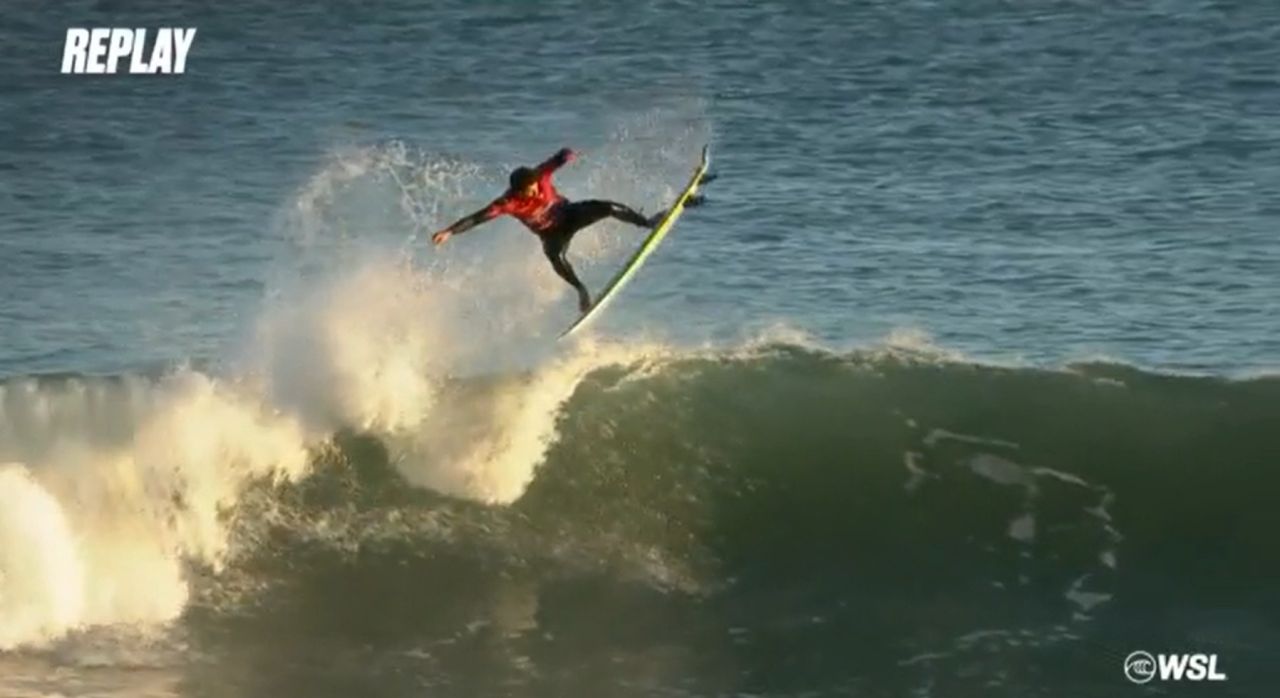 Yago Dora surfando em Raglan