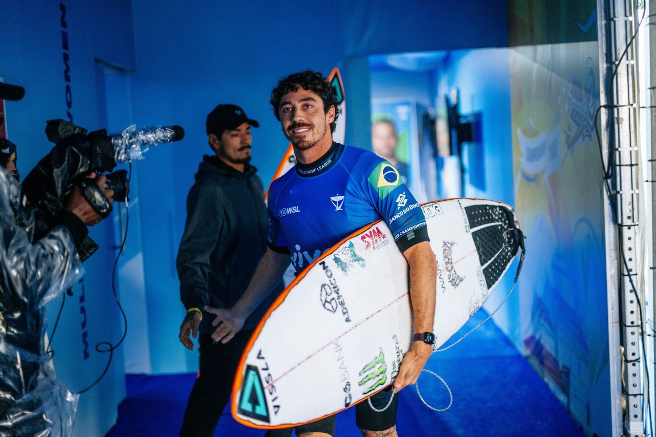 Yago Dora surfando em competição