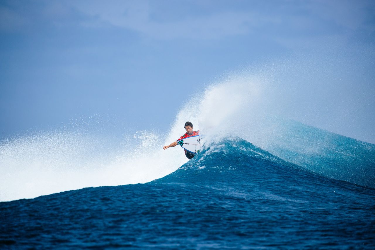 Yago Dora surfando em Cloudbreak, Fiji