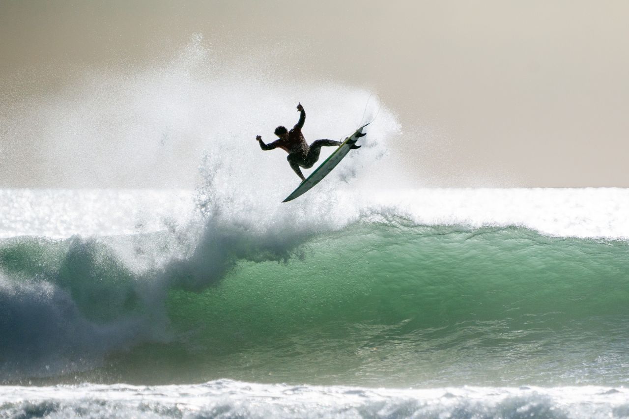 Yago Dora executando aéreo em Raglan